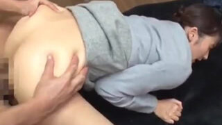 美人OLを土下座させ、アナルに激しく突き、絶叫させて中出しする。