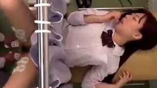 悪徳医師の電流治療で感電し、痙攣しながら快感に堕ちる女子校生