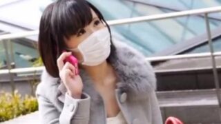 マスク姿の巨乳女子が3Pで中出し