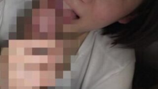 友達の横で堂々とセックスし、バレないように撮影