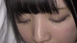 色白で巨乳、ドールフェイスの女の子が玉裏まで舐める作品。