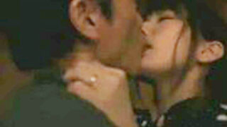 暗がりの和室で美熟男女がセックスに及ぶ。