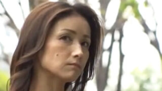 美熟女がバスで痴漢に抵抗できない