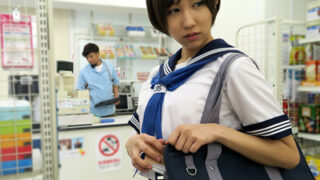 万引きした女子校生が身体検査を受けさせられる。