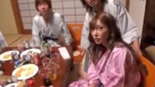 酔っ払った女性が慰安旅行で同僚とベロキス乱交