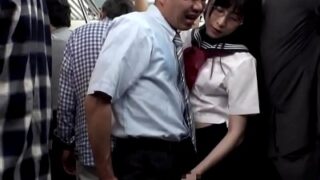 逆痴漢の多い満員電車で痴女JKが片手でサラリーマンを射精させる夢