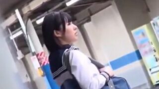 リアルJKが痴漢魔に狙われ、電車内で恐怖し声を出せずに残酷なレイプを受ける。