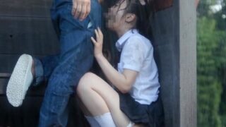 雨宿りJKが強姦される。