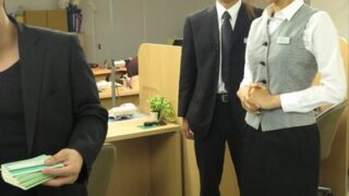美人銀行員が罠に嵌められ横領容疑で辱められる
