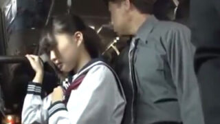 バス通学中に襲われる女子校生たち