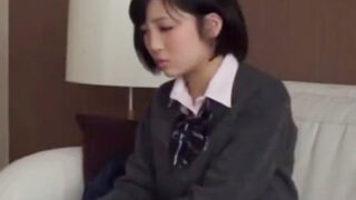 緊張したロリJKが初援交で処女を失う