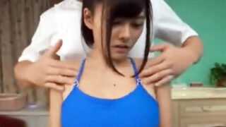 幼顔の巨乳娘が、マッサージで発情し、精液をぶっかけられながら激しい性交が始まる。