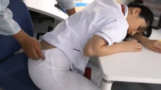 仕事で疲れた看護師を無理やり犯し、無慈悲に顔にザーメンをぶちかける