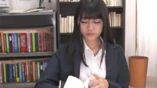黒髪ロングの清楚な眼鏡美女による手コキ抜き奉仕
