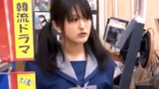 制服少女を狙ったレンタルビデオ店での痴漢レイプ