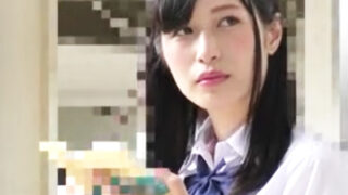 可愛い女子〇生をロックオン、電車での隙を狙う中出し痴漢レ〇プ