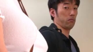 爆乳Jカップの女性がノーブラでパンツが見え、エレベーターで強制レイプされた。