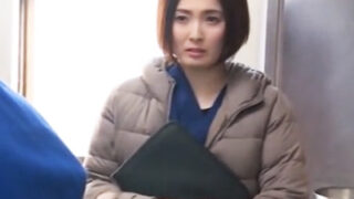 我慢できない人妻の昼間の不倫セックス