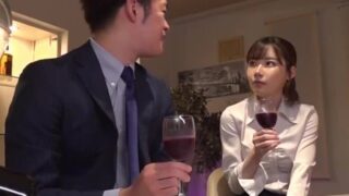 酔うと痴女が男に跨り釘打ち騎乗位する。