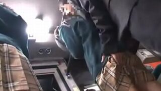 JK痴漢レイプ：手の届く範囲の尻を弄り、大人しそうな子を狙って犯す