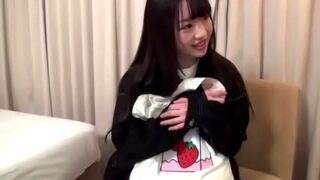 黒髪ロングの細身女子大生が「友達が来る」と偽りながらも騎乗位でイキ