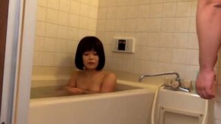 兄が妹の入浴中に強制的に性行為を行う