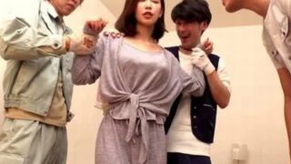 人妻が業者に強姦される。