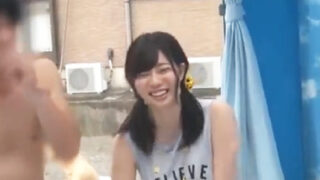 美女が男友達といい雰囲気で中出し