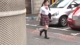 女子校生を尾行し、バスで抵抗できずにレイプ