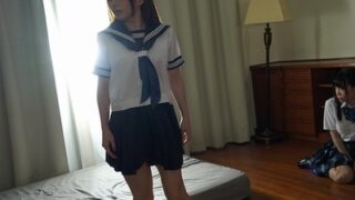 現実脱出ゲームで、レズビアンの性行為をしないと抜け出せない部屋に入った少女たち。