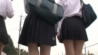 JK3人組が雨に濡れたままバスでレイプ集団に襲われる.