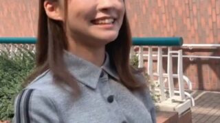 高速手マンで潮とマン汁が大量に噴射し、濡れたマンコを激しくピストンする。