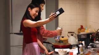 彼女が不倫のような二重生活をしていたと聞いてショックを受けている