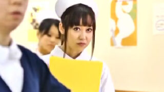 看護師が院内で医師と禁断の性行為、精液を舌上に射精する