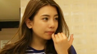 素股中に無断で挿入され、ハメられるハーフ美女