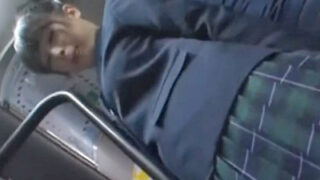 バス内で巨乳JKを痴漢し、パイ射レイプを決めるクズ男