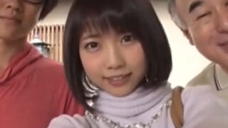 童顔美少女がおっさんチンポをフェラでご奉仕