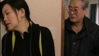 露出による性的快感に囚われ、痙攣する快楽に喜びを感じる母