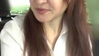 人妻が毛深いマンコに激しく突かれる