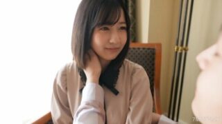 清楚系女子の胸にぶっかけ