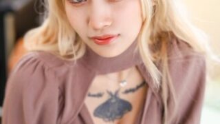 塩対応金髪ギャルがインタビューで即ホテルに直行し、乳首ピアスを敏感に感じながら手コキ・グラインド騎乗位で腰を振り、バックで激ピストン、中出し後の精液漏れをフェラでジョボ処理し、正常位で鬼ピス、最後に乳首ピアスにぶっかけ発射という流れ。