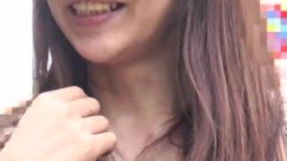 スレンダー熟女がチンコを頬張る