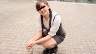 赤メガネの少女が尻の開発に熱心。