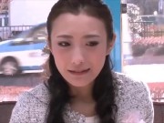 部屋に入った素人妻が不安げにしているが、性行為で感じてイッてしまう。
