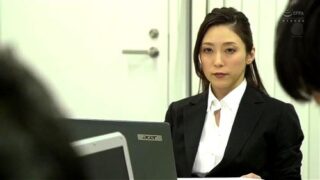 厳しい女上司が疲れた部下を家に招き、逆レイプする。
