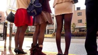 満員バスの美女が痴漢に襲われる。