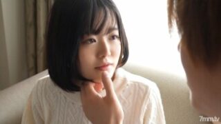 澄んだ瞳の黒髪少女が初々しくエッチな姿を魅せる作品。